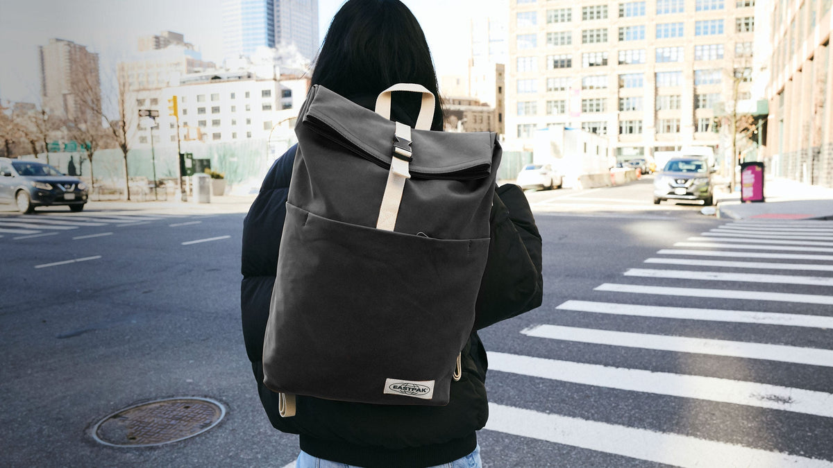 Eastpak Up Roll hátizsák egy gyalogosátkelőnél